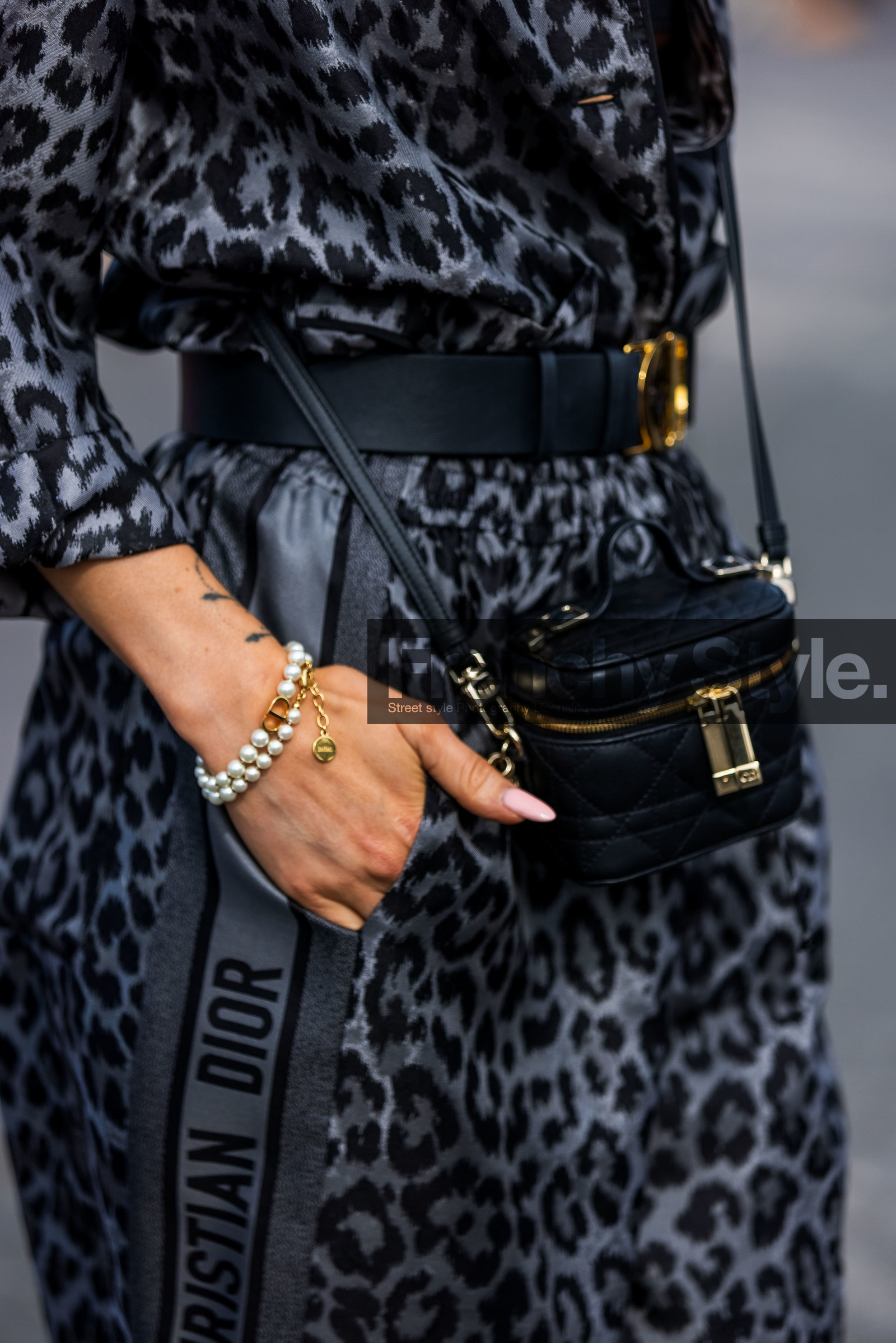 animal print, bag, belt, black belt, bra, detail, dior bag, dior belt, dior bracelet, grey jumpsuit, jumpsuit, leather bag, leather belt, leopard, leopard bob, leopard jumpsuit, mini bag, pearl bracelet, print, printed jumpsuit, quilted bag, Victoria Magrath, fashion week, frenchystyle, FW, jonathan paciullo, street style, PFW, PARIS, SPRING SUMMER 2022, SS 22, vertical, atmosphere details