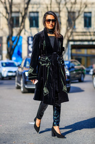AUTUMN WINTER 2017-2018, AW 17-18, black coat, black pants, black scarf, black shoes, FALL WINTER 2017-2018, fashion week, frenchystyle, full length, FW, FW 17-18, high heels, jonathan paciullo, leather pants, leather shoes, MFW, MILAN, nausheen shah, street style, sunglasses, tone on tone, total look black, trousers, varnished leather, vertical, vinyl