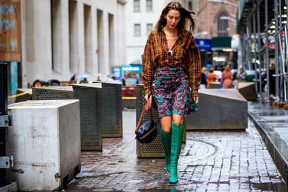 black bag, brown shirt, checked, estelle pigault, floral, flowers, graphic bag, graphic shirt, graphic skirt, green shoes, high boots, high heels, leather bag, leather shoes, loewe, plaid, printed bag, printed shirt, printed skirt, purple skirt, tartan, street style, jonathan paciullo, FW, frenchystyle, fashion week, NYFW, NEW YORK, SPRING SUMMER 2019, SS 19, atmosphere details, horizontal, full length