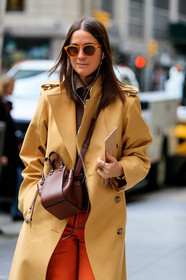 emily zak, beige jacket, beige trench coat, brown leather bag, crossbody bag, loewe bag, tom ford sunglasses, round shape sunglasses, orange pants, fashion week, frenchystyle, FW, jonathan paciullo, street style, NYFW, NEW YORK, AUTUMN WINTER 2020-2021, FALL WINTER 2020-2021, FW 20-21, vertical, atmosphere details, detail