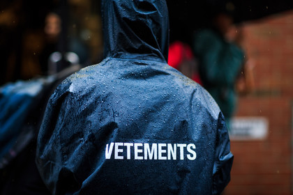 atmosphere details, AUTUMN WINTER 2016-2017, AW 16-17, black coat, detail, fashion week, frenchystyle, FW, FW 16-17, hood, horizontal, jonathan paciullo, man, NEW YORK, NYFW, rain coat, street style, vêtements