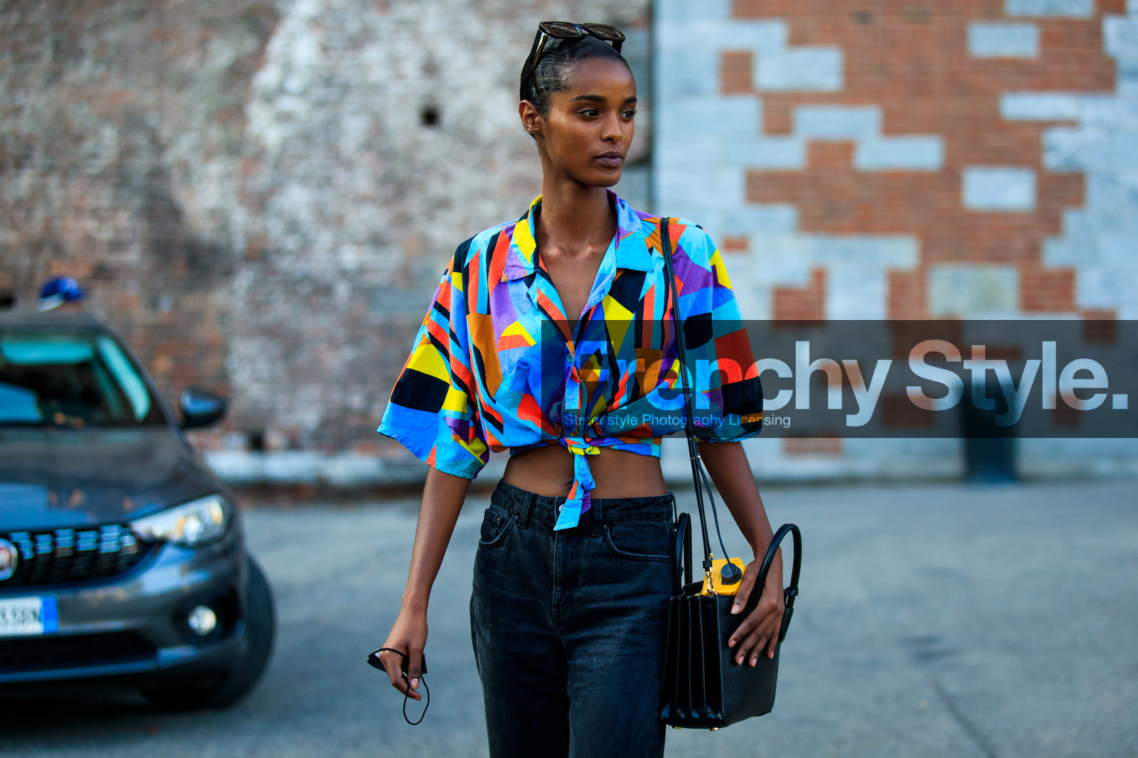 vintage shirt, geometrical printed shirt, multicolor shirt, light blue shirt, purple shirt, orange shirt, square shape glasses, scale sunglasses, short sleeves shirt, knotted shirt, cropped shirt, black jeans, fashion week, frenchystyle, FW, jonathan paciullo, street style, MFW, MILAN, SPRING SUMMER 2021, SS 21, horizontal, atmosphere details, detail, model