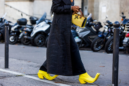 bag, black coat, black dress, boots, coat, dress, leather boots, long coat, long dress, printed coat, santiags, satin dress, straw bag, wood bag, yellow boots, yellow santiags, fashion week, frenchystyle, FW, jonathan paciullo, street style, PFW, PARIS, SPRING SUMMER 2022, SS 22, horizontal, atmosphere details