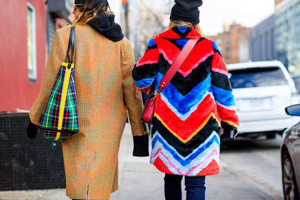 black beanie, black sweater, brown coat, checked, checked bag, fur jacket, graphic bag, graphic jacket, green bag, hoodie, houndstooth pattern, leather bag, multicolor jacket, plaid, printed bag, printed jacket, red bag, red fur, striped jacket, tartan, street style, jonathan paciullo, FW, frenchystyle, fashion week, NYFW, NEW YORK, AUTUMN WINTER 2018-2019, AW 18-19, FALL WINTER 2018-2019, FW 18-19, atmosphere details, horizontal, detail