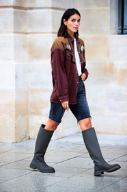 brown shirt, oversize shirt, cowboy look, cowboy shirt, white t-shirt, denim, denim bermuda shorts, used bermuda shorts, high boots, flat boots, kaki leather boots, rain boots, fashion week, frenchystyle, FW, jonathan paciullo, street style, PFW, PARIS, SPRING SUMMER 2021, SS 21, vertical, full length