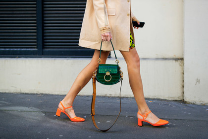beige jacket, chloé, estelle pigault, green bag, leather bag, leather shoes, orange shoes, fashion week, frenchystyle, FW, jonathan paciullo, street style, PFW, PARIS, AUTUMN WINTER 2019-2020, AW 19-20, FALL WINTER 2019-2020, FW 19-20, horizontal, atmosphere details, detail