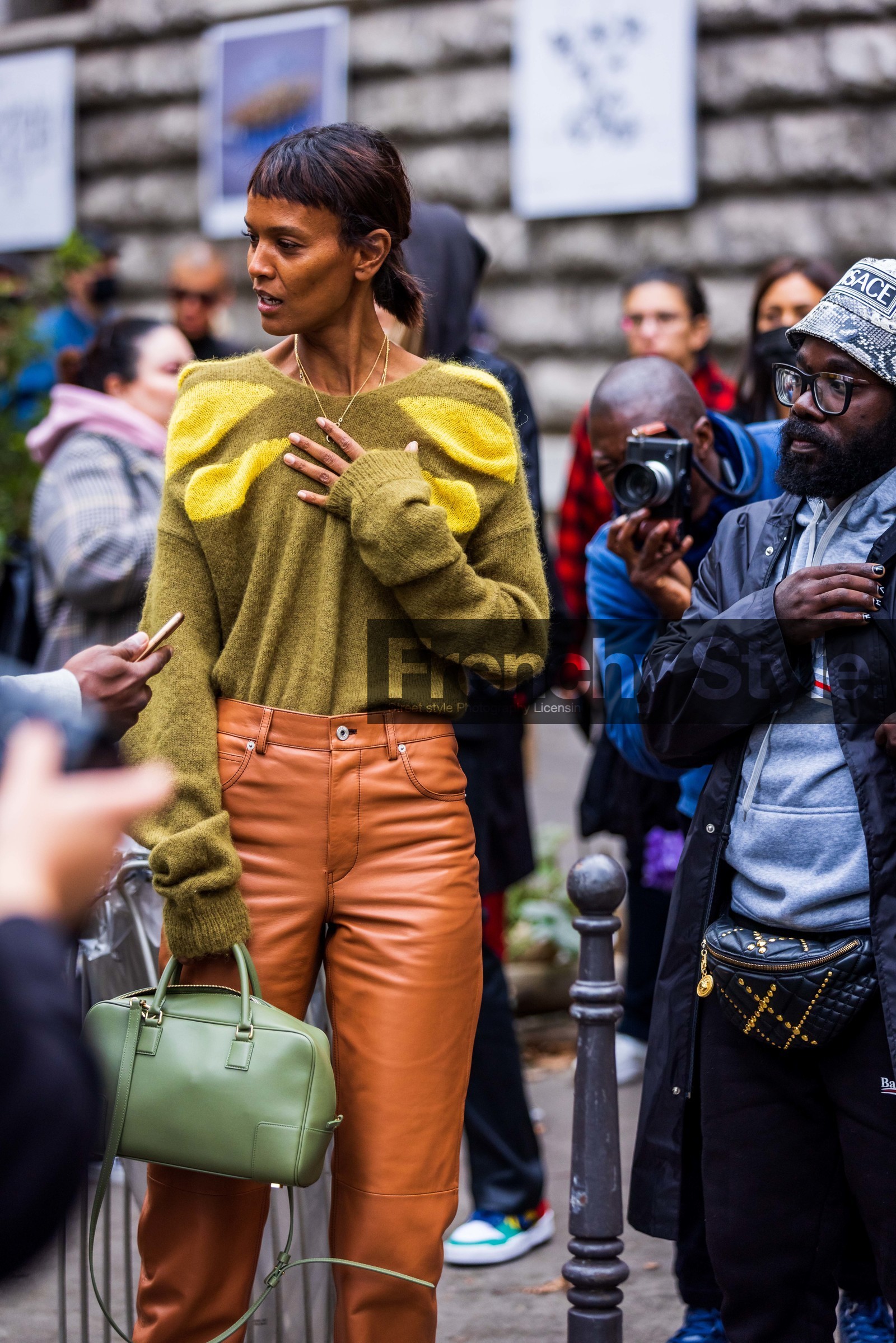 bag, camel pants, fluffly jumper, green bag, green jumper, green knitwear, jumper, khaki jumper, khaki knitwear, knitwear, leather pants, Liya Kebede, loewe bag, pants, street style, jonathan paciullo, FW, frenchystyle, fashion week, PFW, PARIS, SPRING SUMMER 2022, SS 22, vertical, atmosphere details, model