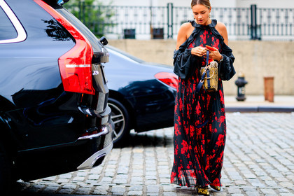 animal print, black dress, chloé, cold shoulders, floral, flowers, graphic bag, graphic dress, high heels, leather bag, leather shoes, nina suess, pleated dress, printed bag, printed dress, snake print, sunglasses, yellow bag, yellow boots, fashion week, frenchystyle, FW, jonathan paciullo, street style, NYFW, NEW YORK, SPRING SUMMER 2019, SS 19, atmosphere details, horizontal, detail