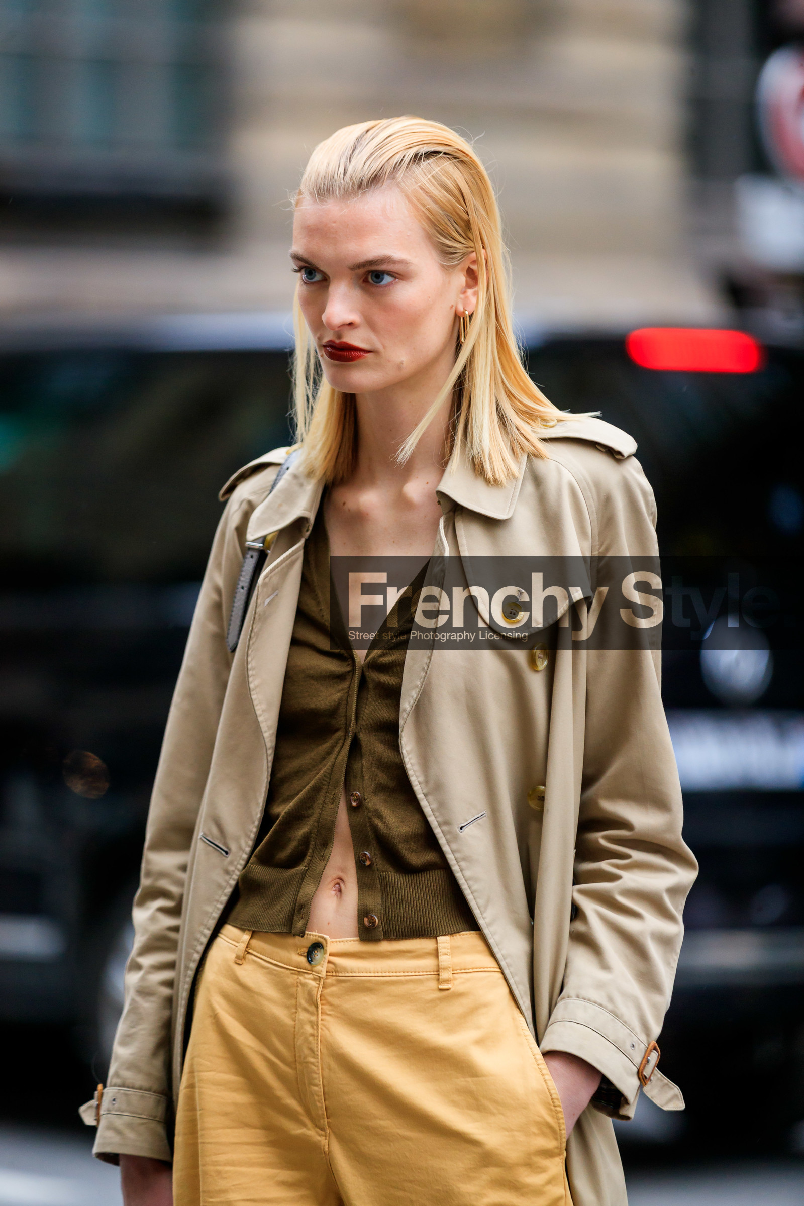 model, red lipstick, square shape earrings, dangling earrings, golden earrings, beige trench coat, kaki cardigan, yellow pants, burberry trench coat, fashion week, frenchystyle, FW, jonathan paciullo, street style, PFW, PARIS, AUTUMN WINTER 2020-2021, FALL WINTER 2020-2021, FW 20-21, vertical, atmosphere details, detail