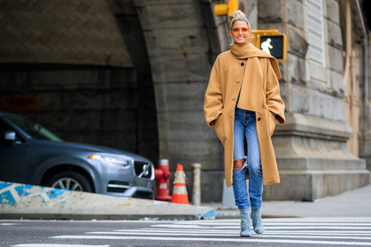 blue denim, camel coat, denim boots, denim pants, high heels, jeans, leather shoes, ripped pants, sunglasses, trousers, street style, jonathan paciullo, FW, frenchystyle, fashion week, NYFW, NEW YORK, AUTUMN WINTER 2018-2019, AW 18-19, FALL WINTER 2018-2019, FW 18-19, atmosphere details, horizontal, full length, helena bordon