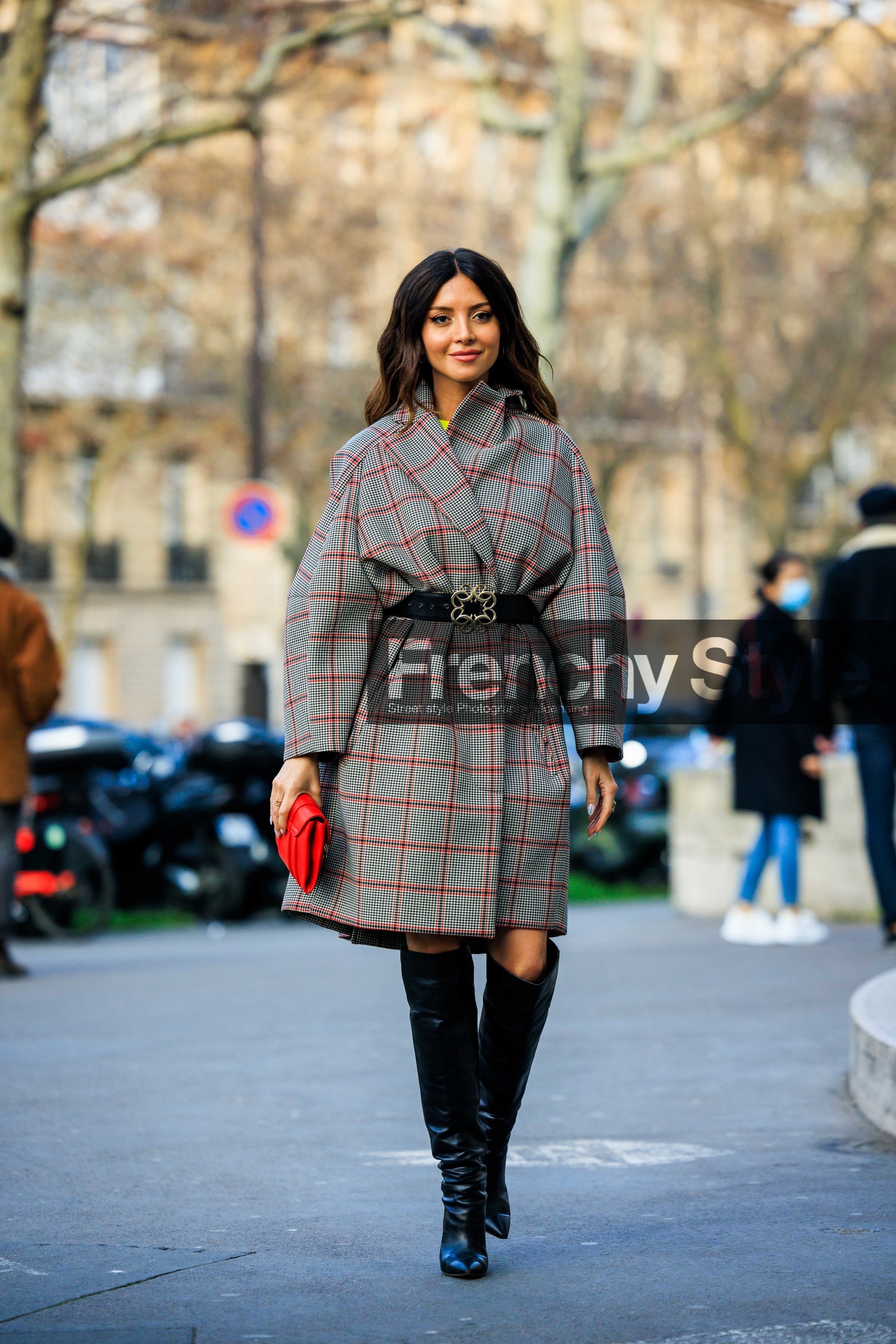 plaid coat, black red coat, black belt, bug buckle belt, black boots, highknee boots, red pouch, leather pouch, cat eye make up, street style, jonathan paciullo, FW, frenchystyle, fashion week, AUTUMN WINTER 2022-2023, FALL WINTER 2022_2023, FW 22-23, PARIS, PFW, full length, vertical