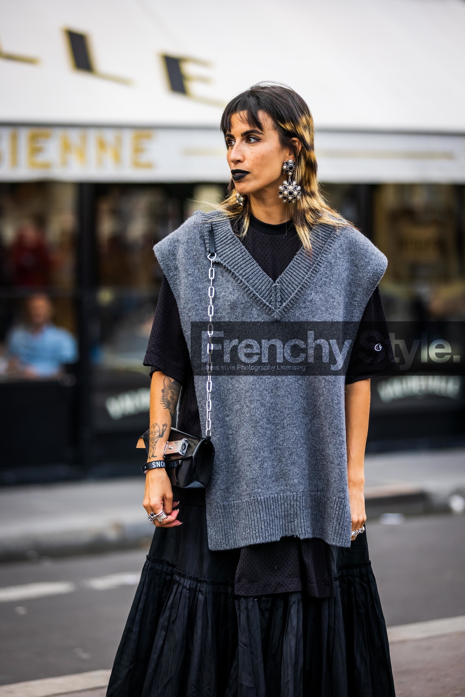 bag, black lips, black skirt, black t-shirt, chain bag, earrings, Eva Losada, grey knitwear, knitwear, margiela bag, pleated skirt, ruffles, skirt, sleveless knitwear, statement earrings, t-shirt, tattoo, street style, jonathan paciullo, FW, frenchystyle, fashion week, PFW, PARIS, SPRING SUMMER 2022, SS 22, vertical, atmosphere details