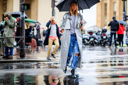 atmosphere details, AUTUMN WINTER 2017-2018, AW 17-18, black shoes, blue denim, denim pants, FALL WINTER 2017-2018, fashion week, frenchystyle, full length, FW, FW 17-18, high heels, horizontal, jeans, jonathan paciullo, leather shoes, lisa aiken, PARIS, PFW, ripped pants, silver coat, street style, trench coat, trousers, umbrella, white t shirt