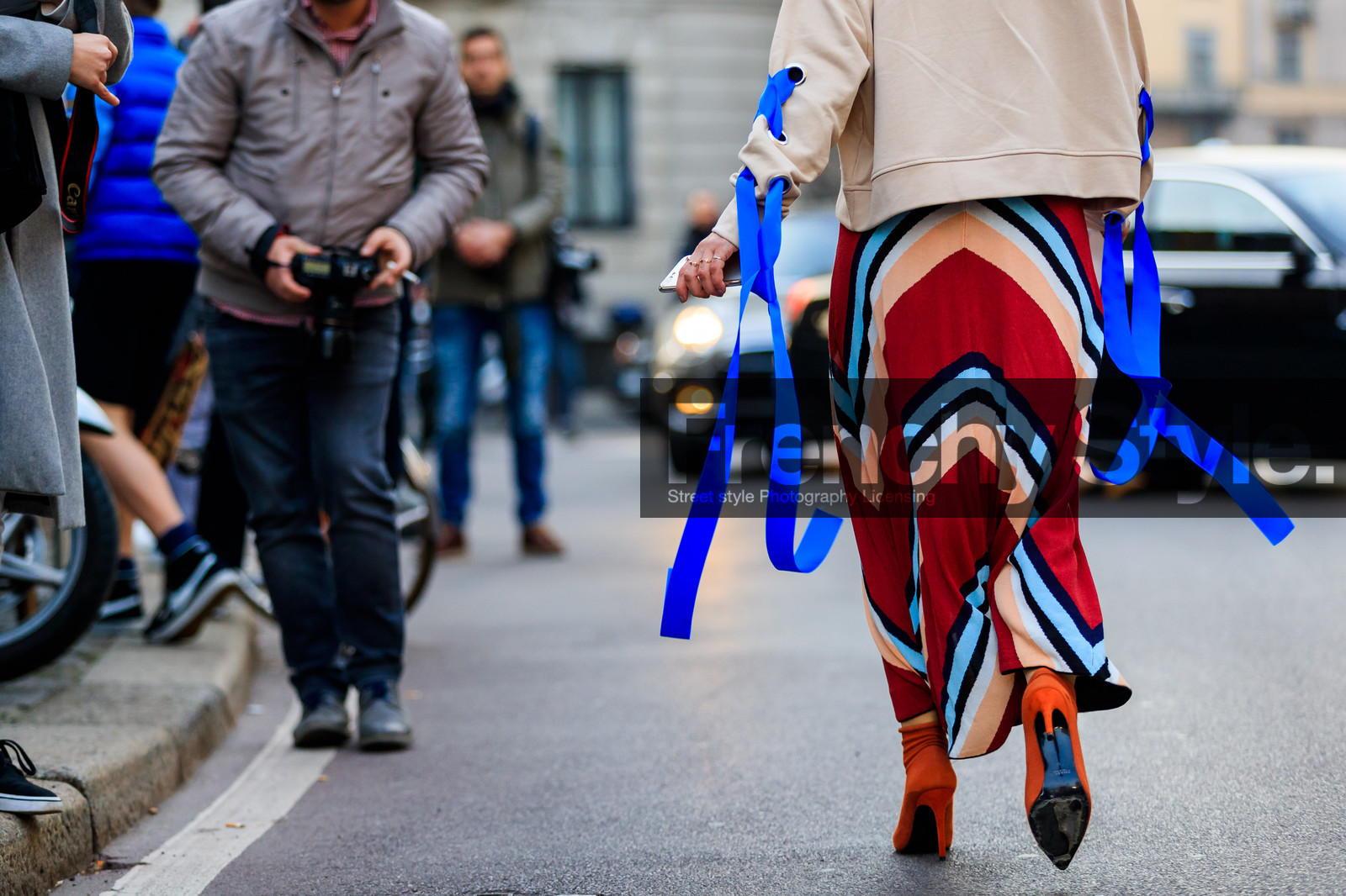 atmosphere details, AUTUMN WINTER 2017-2018, AW 17-18, back detail, beige sweater, detail, FALL WINTER 2017-2018, fashion week, frenchystyle, FW, FW 17-18, geometric, graphic skirt, high heels, horizontal, jonathan paciullo, leather shoes, MFW, MILAN, orange shoes, printed skirt, red skirt, street style, stripes, turquoise