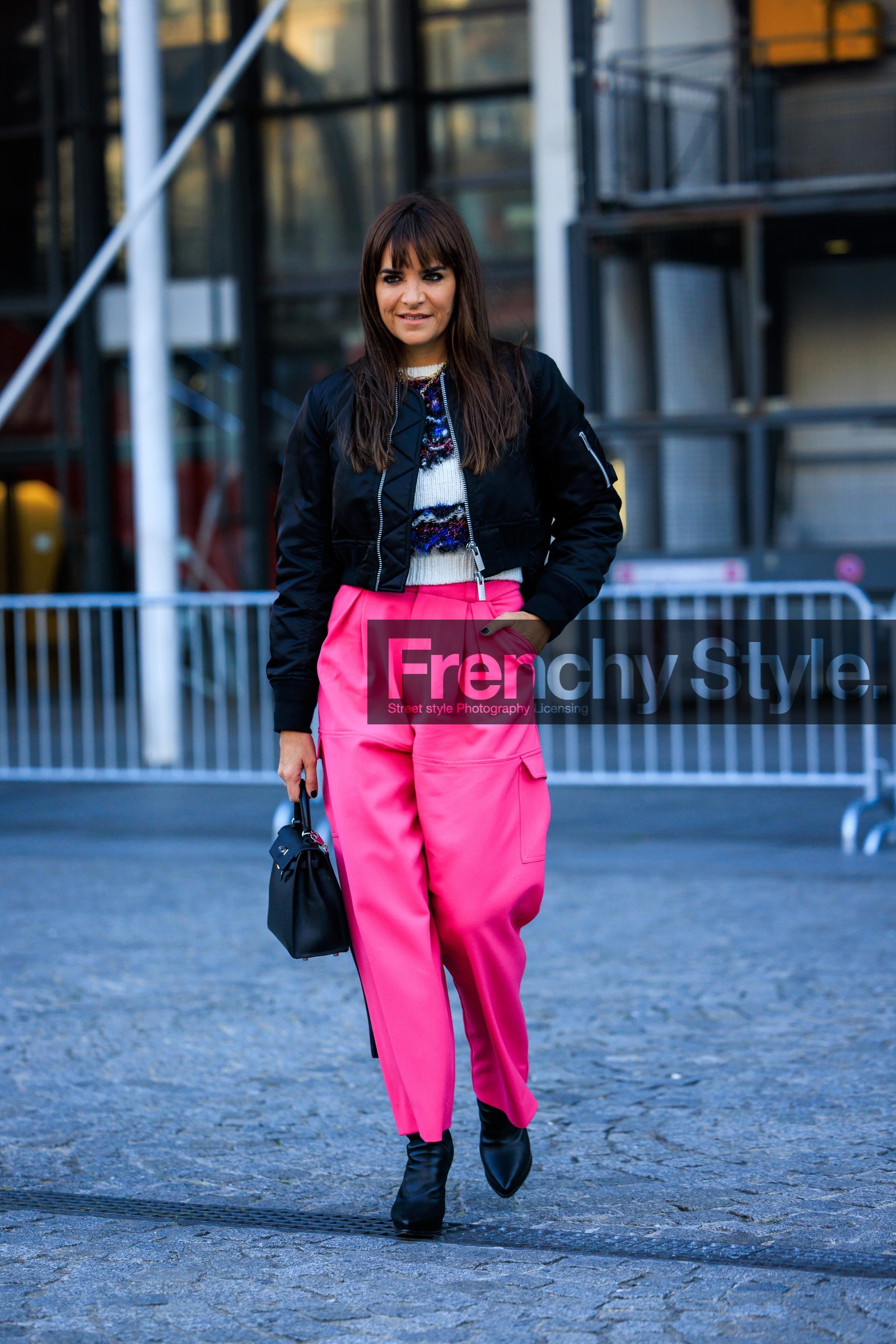 prink trousers, baggy trousers, cropped jakcet, smoky eyes, cropped jumper, knitted jumper, multicolor jumper, white kumper, black handbag, black boots, leather boots, laure heriard dubreuil, street style, jonathan paciullo, FW, frenchystyle, fashion week, AUTUMN WINTER 2022-2023, FALL WINTER 2022_2023, FW 22-23, PFW, PARIS, full length, vertical