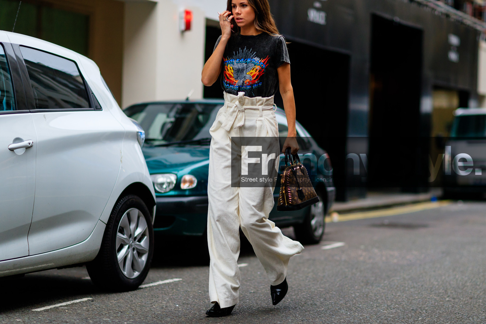 atmosphere details, beige pants, black t shirt, brown bag, detail, fashion week, florrie thomas, frenchystyle, FW, high waist, horizontal, jonathan paciullo, leather bag, leather shoes, LFW, LONDON, louis vuitton, monogram, printed bag, printed t shirt, SPRING SUMMER 2017, SS 17, street style, trousers, white pants, wide pants, woman