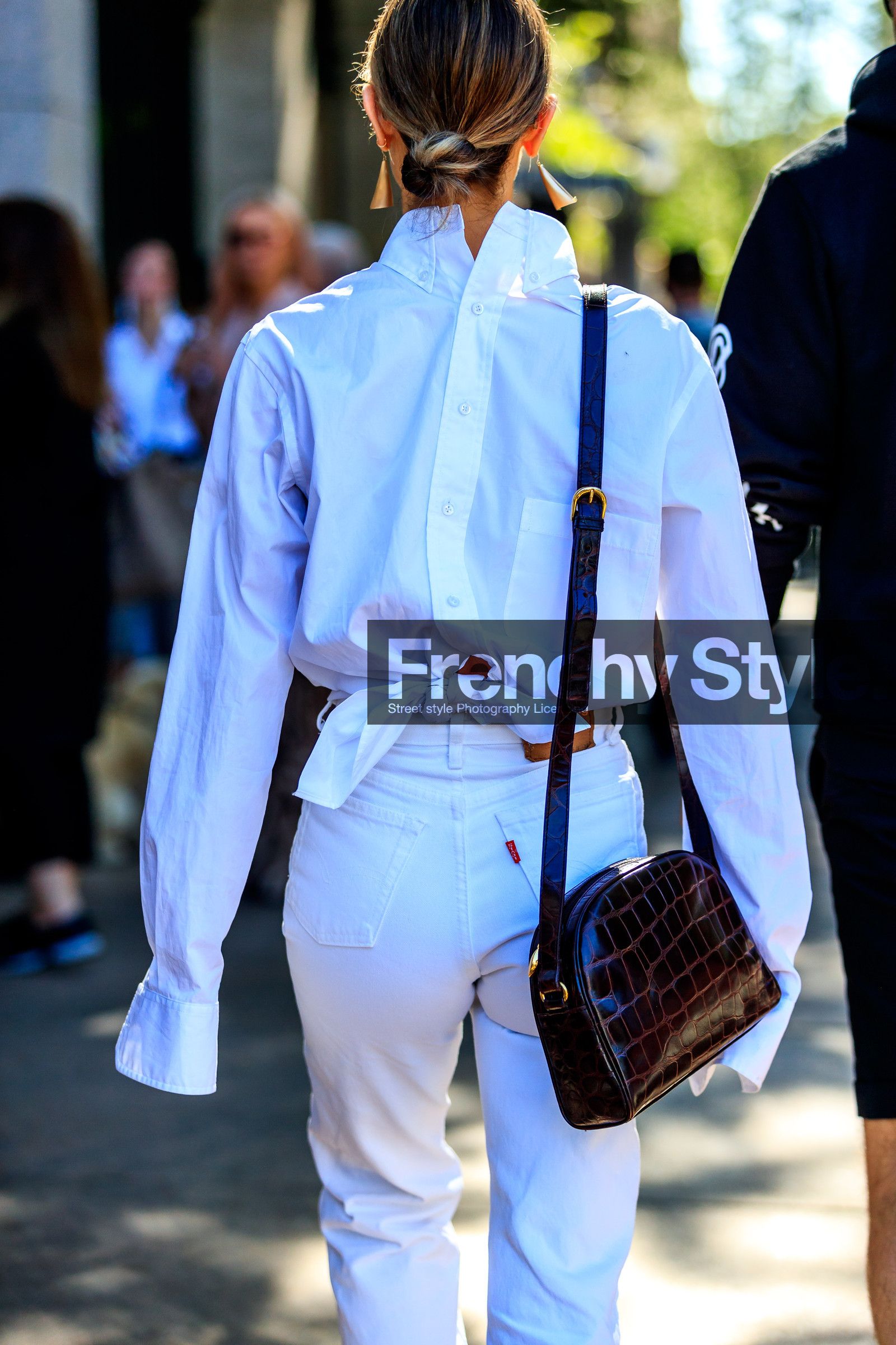 atmosphere details, back detail, bordeaux, burgundy, denim pants, detail, fashion week, frenchystyle, FW, jeans, jonathan paciullo, leather bag, levi's, levi's strauss, NEW YORK, NYFW, red bag, SPRING SUMMER 2018, SS 18, street style, trousers, vertical, white denim, white shirt