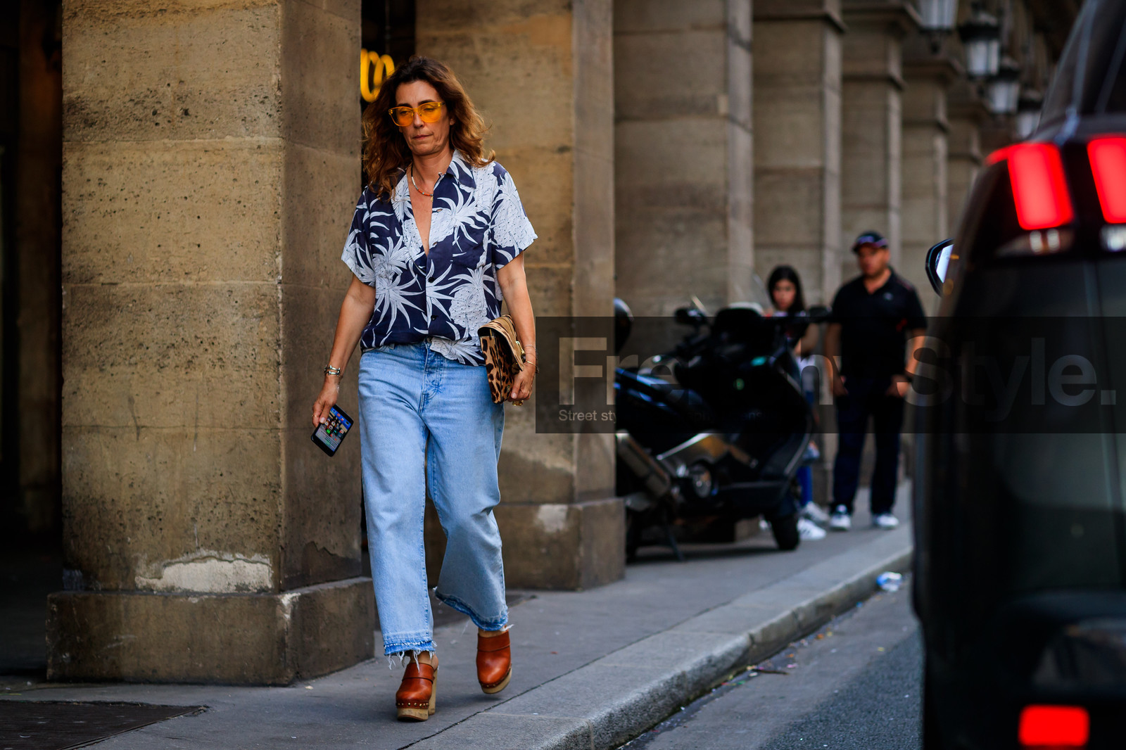 animal print, blue denim, brown shoes, clogs, denim pants, floral, graphic bag, high heels, jeans, leather bag, leather shoes, leopard, printed bag, printed shirt, sunglasses, trousers, white shirt, fashion week, frenchystyle, FW, jonathan paciullo, street style, PFW, PARIS, atmosphere details, horizontal, full length, AUTUMN WINTER 2018-2019, FALL WINTER 2018-2019, FW 18-19