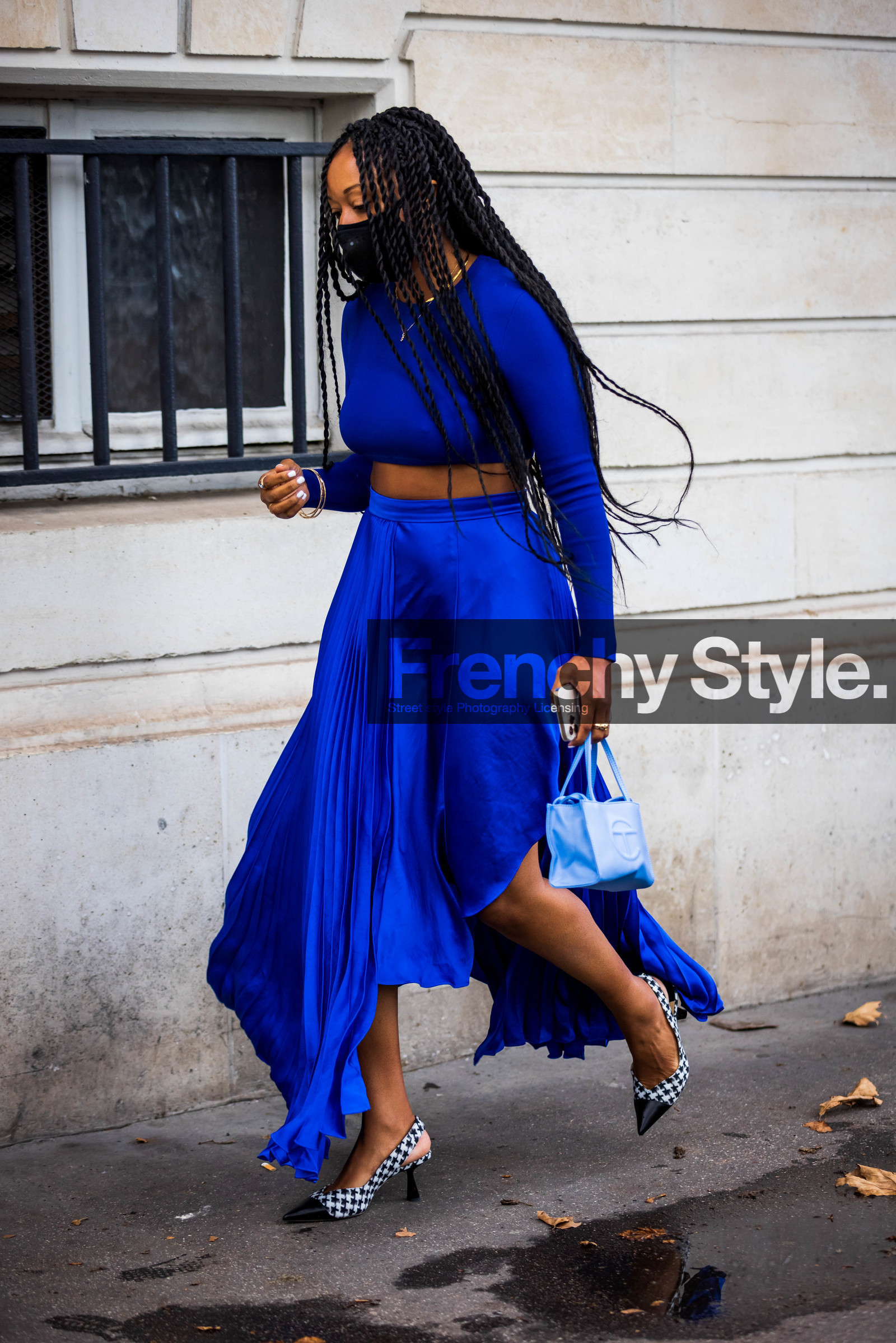 asymetric skirt, bag, bicolor shoes, black heels, blue bag, blue crop top, blue skirt, blue top, color, color block, crop top, electric blue, facial mask, heels, leather bag, printed heels, Shiona Turini, skirt, white heels, street style, jonathan paciullo, FW, frenchystyle, fashion week, PFW, PARIS, SPRING SUMMER 2022, SS 22, vertical, full length