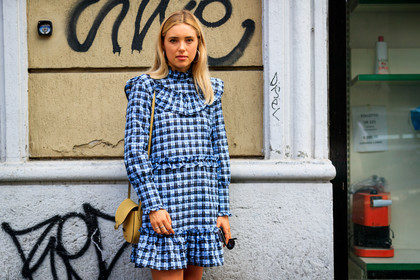 blue dress, checked, graphic dress, leather bag, plaid, printed dress, ruffles, yellow bag, fashion week, frenchystyle, FW, jonathan paciullo, street style, MFW, MILAN, SPRING SUMMER 2019, SS 19, atmosphere details, horizontal, detail