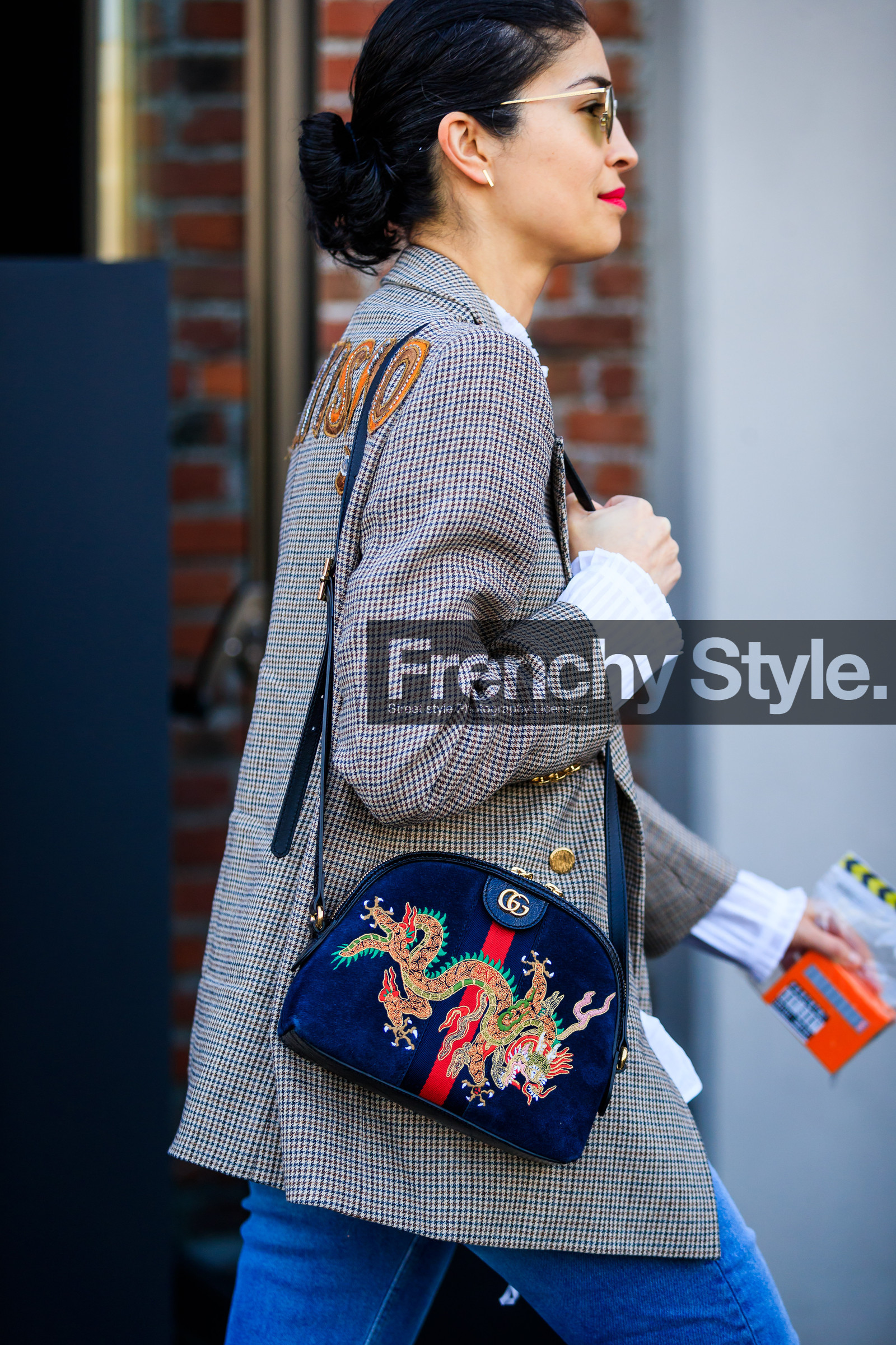 animal print, beige jacket, blazer, blue bag, blue denim, denim pants, graphic bag, gucci, jeans, leather bag, printed bag, red lips, trousers, fashion week, frenchystyle, FW, jonathan paciullo, street style, MFW, MILAN, AUTUMN WINTER 2018-2019, FALL WINTER 2018-2019, FW 18-19, vertical, detail, atmosphere details, caroline issa