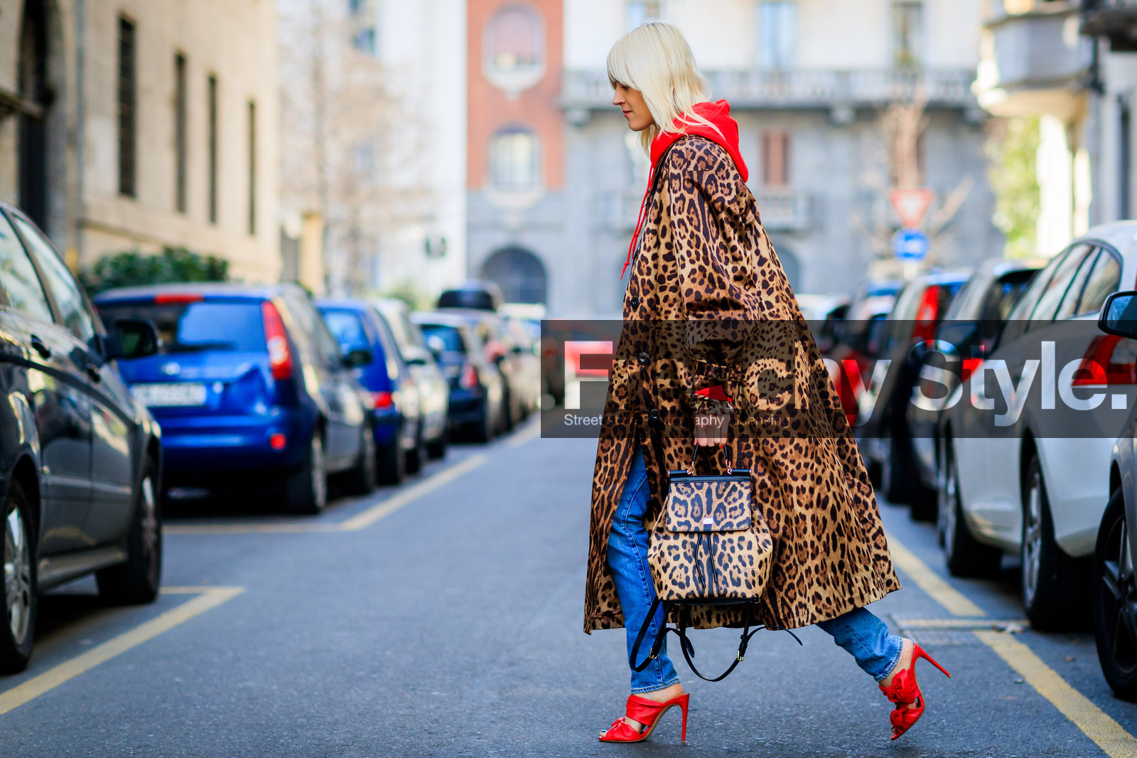 animal print, atmosphere details, AUTUMN WINTER 2017-2018, AW 17-18, blue denim, brown bag, denim pants, FALL WINTER 2017-2018, fashion week, frenchystyle, full length, FW, FW 17-18, graphic coat, graphic jacket, hoodie, horizontal, jeans, jonathan paciullo, leather backpack, leather bag, leather shoes, leopard print, linda tol, MFW, MILAN, printed bag, printed coat, printed jacket, red shoes, red sweater, street style, trousers
