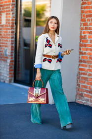 blazer, brown belt, fashion week, frenchystyle, full length, FW, graphic bag, graphic jacket, green pants, gucci, high heels, jonathan paciullo, leather bag, leather shoes, MFW, MILAN, printed bag, printed jacket, red bag, SPRING SUMMER 2018, SS 18, street style, trousers, vertical, white jacket