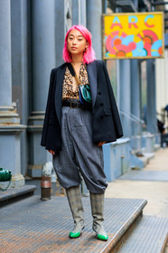 animal print, black belt, black jacket, blazer, dyed hair, green bag, grey pants, grey shoes, high boots, high waist, leather bag, leather belt, leather shoes, leopard, over the shoulder, pink hair, printed shoes, trousers, fashion week, frenchystyle, FW, jonathan paciullo, street style, NYFW, NEW YORK, SPRING SUMMER 2019, SS 19, vertical, full length
