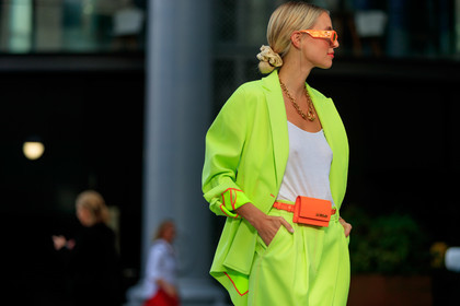 leonie hanne, suits, neon suits, gucci sunglasses, orange sunglasses, white top, big chain necklace, chain necklace, golden necklace, jacquemus bag, mini bag, orange leather bag, belt bag, bottega veneta shoes, oversize jacket, oversize pants, oversize suits, neon yellow jacket, neon yellow pants, hair details, square shape bag, fashion week, frenchystyle, FW, jonathan paciullo, street style, atmosphere details, horizontal, detail