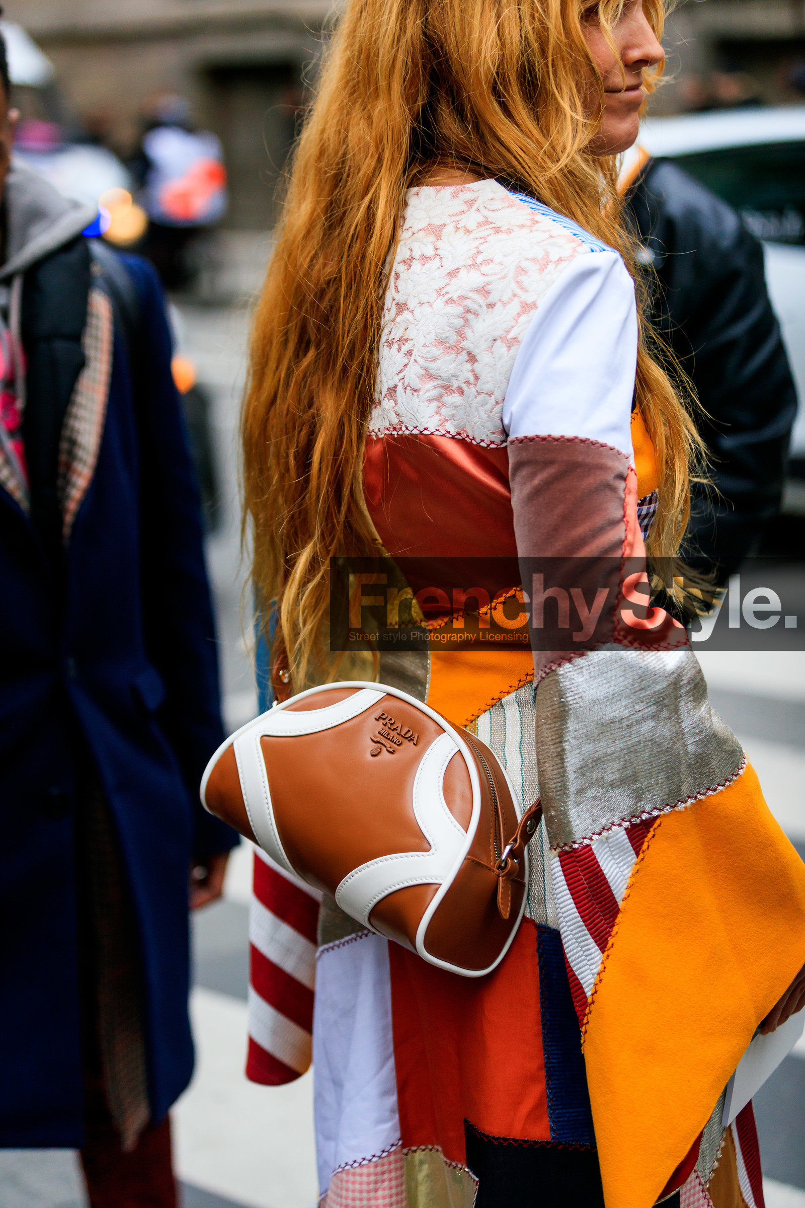 blanca miro scrimieri, camel leather bag, white leather bag, bicolor bag, crossbody bag, bag detail, back details, prada bag, patchwork dress, multicolor dress, red dress, lurex dress, striped dress, long sleeves dress, brocart dress, checked dress, fashion week, frenchystyle, FW, jonathan paciullo, street style, PFW, PARIS, AUTUMN WINTER 2020-2021, FALL WINTER 2020-2021, FW 20-21, vertical, atmosphere details, detail