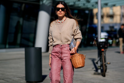 basket, beige cardigan, denim pants, jeans, necklace, red denim, straw bag, sunglasses, trousers, MILAN, MFW, fashion week, frenchystyle, FW, jonathan paciullo, street style, AUTUMN WINTER 2019-2020, AW 19-20, FALL WINTER 2019-2020, FW 19-20, atmosphere details, detail, horizontal