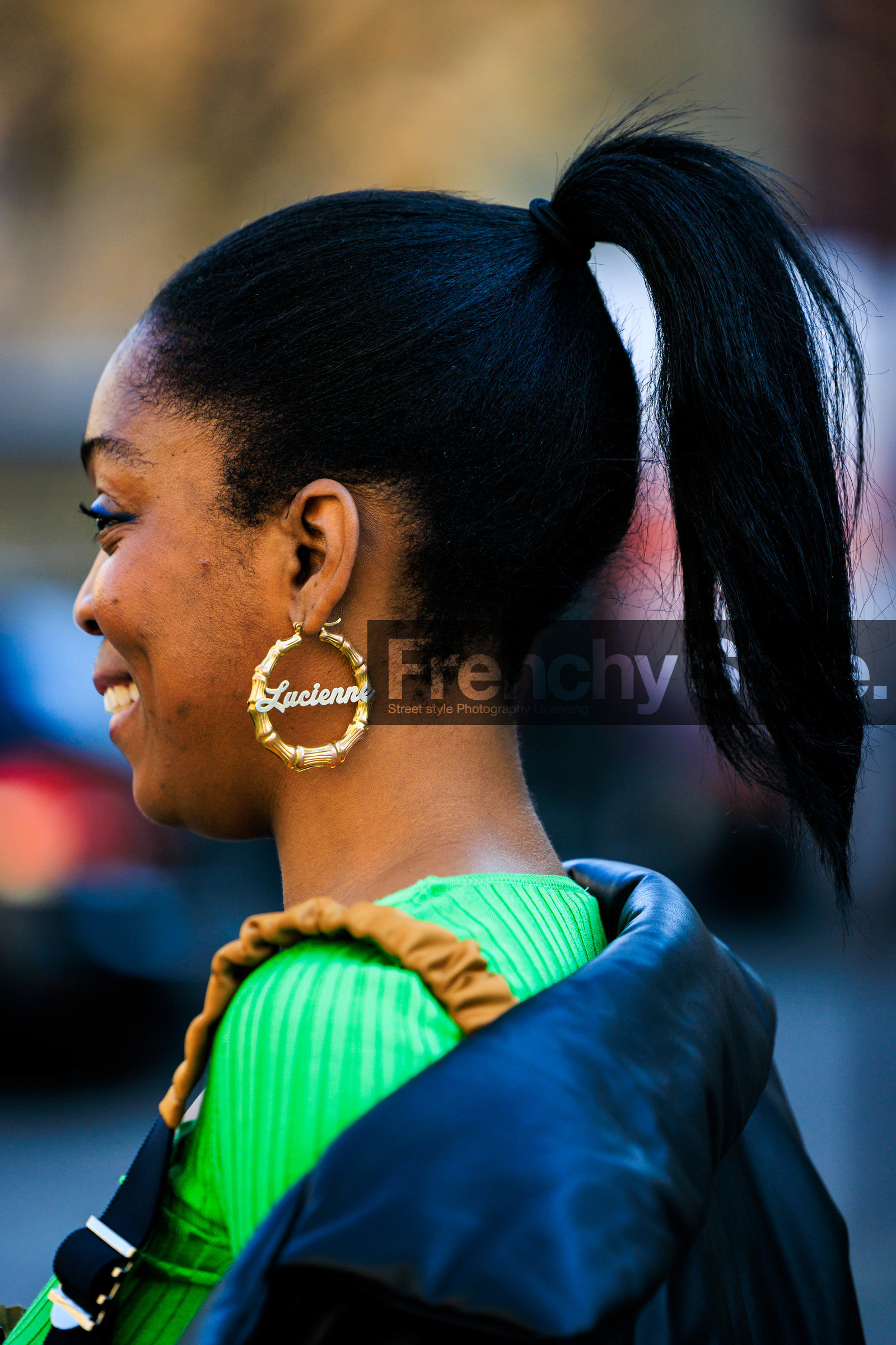 pony tail, golden earrings, name earrings, green top, leather details, close up, profile, rajni jacques, street style, jonathan paciullo, FW, frenchystyle, fashion week, AUTUMN WINTER 2022-2023, FALL WINTER 2022_2023, FW 22-23, PFW, PARIS, vertical, detail