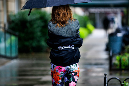 black jacket, floral, flowers, graphic pants, grey sweater, jessica minkoff, multicolor pants, off the shoulder, printed pants, trousers, umbrella, street style, jonathan paciullo, FW, frenchystyle, fashion week, NYFW, NEW YORK, SPRING SUMMER 2019, SS 19, atmosphere details, horizontal, detail