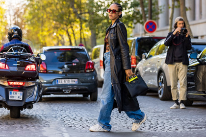 bag, baggy jean, black bag, black coat, blue jean, brown crop top, brown top, coat, crop top, cut out top, denim, gucci bag, Hera Pradel, jean, leather coat, orange top, printed crop top, printed top, sneakers, sunglasses, white sneakers, street style, jonathan paciullo, FW, frenchystyle, fashion week, PFW, PARIS, SPRING SUMMER 2022, SS 22, horizontal, atmosphere details, full length