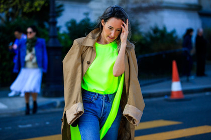 atmosphere details, AUTUMN WINTER 2017-2018, AW 17-18, beige coat, blue denim, denim pants, detail, FALL WINTER 2017-2018, fashion week, fluo, frenchystyle, FW, FW 17-18, green top, horizontal, jeans, jonathan paciullo, PARIS, PFW, street style, trench coat, trousers