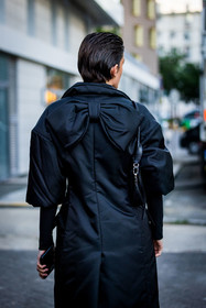 back, back detail, black bag, black coat, black monochrome, bow, coat, Elisa Paulette Vicente, monochrome, street style, jonathan paciullo, FW, frenchystyle, fashion week, PFW, PARIS, SPRING SUMMER 2022, SS 22, vertical, atmosphere details