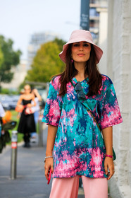 light pink hat, tie and dye t-shirt, green t-shirt, pink t-shirt, loose t-shirt, 90's look, light pink pants, flare pants, green sunglasses, square shape glasses, crossbody bag, heart shape earrings, fashion week, frenchystyle, FW, jonathan paciullo, street style, MFW, MILAN, SPRING SUMMER 2020, SS 20