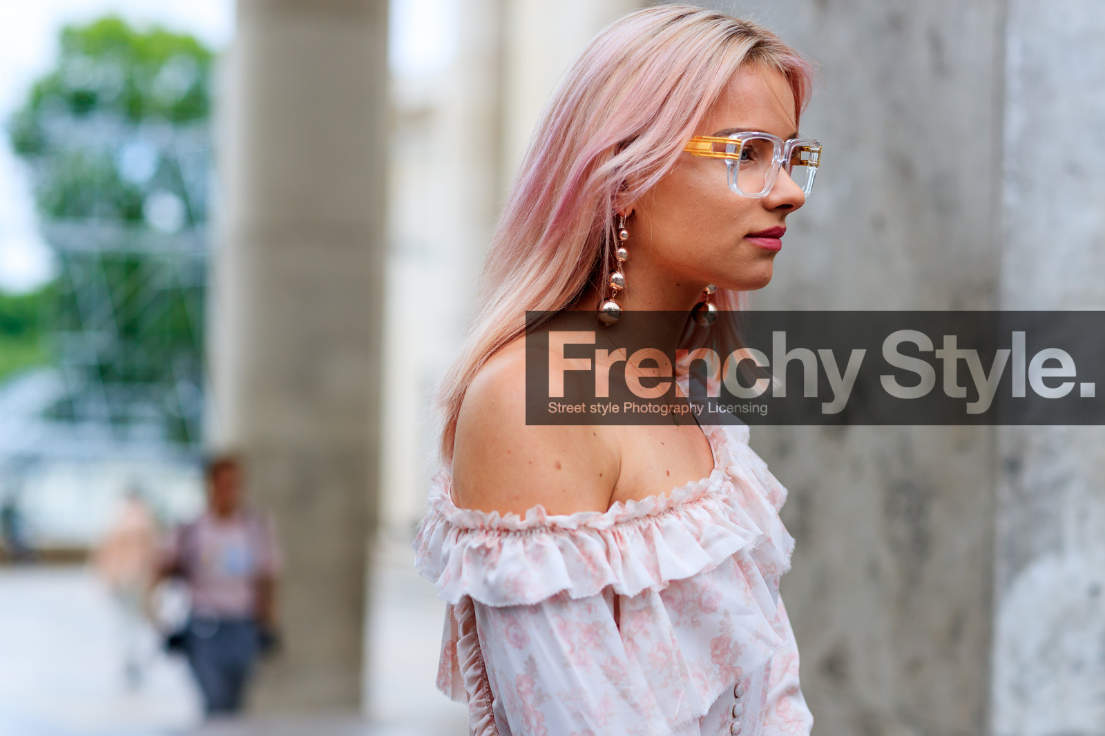 atmosphere details, detail, dyed hair, earrings, fashion week, frenchystyle, FW, horizontal, jonathan paciullo, julia k, MENSWEAR, off the shoulder, PARIS, PFW, pink dress, pink hair, ruffles, SPRING SUMMER 2018, SS 18, street style, sunglasses