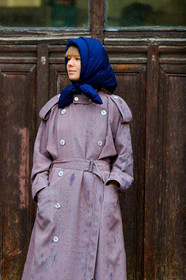 navy blue scarf, hair scarf, quilted scarf, purple trenchcoat, belted trench coat, checked trench coat, fashion week, frenchystyle, FW, jonathan paciullo, street style, PFW, PARIS, vertical, atmosphere details, detail