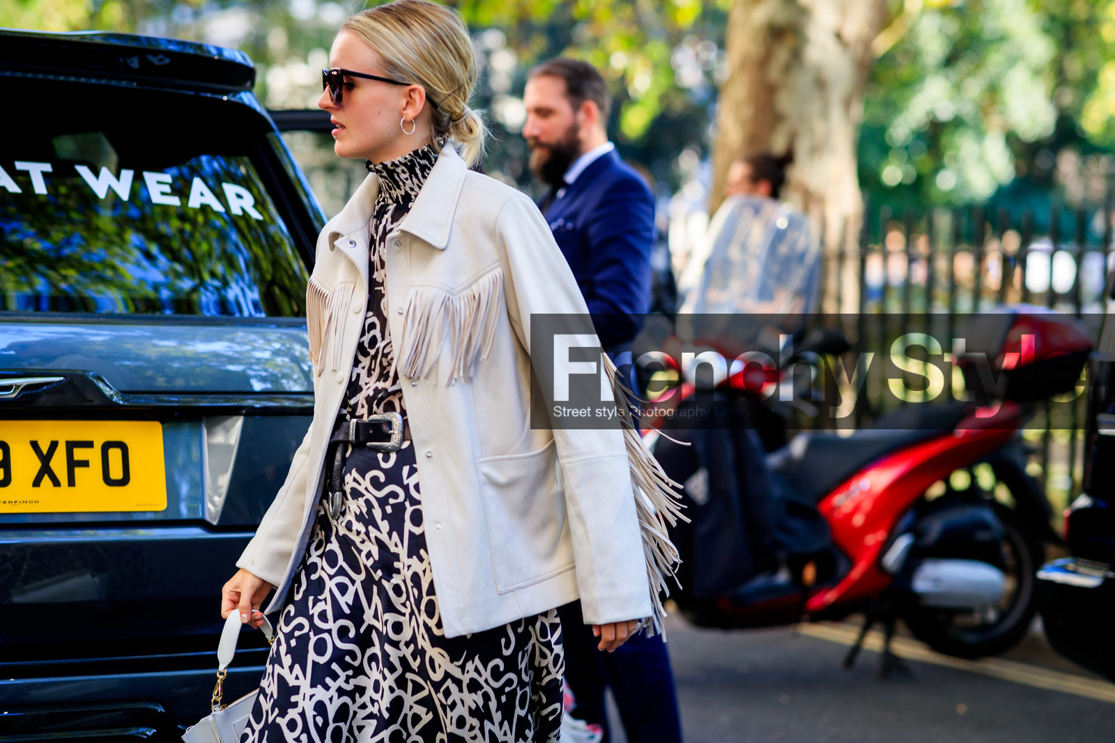 white leather jacket, fringe jacket, cowboy jacket, letter printed dress, black leather belt, cowboy belt, hoop earrings, silvered earrings, fashion week, frenchystyle, FW, jonathan paciullo, street style, atmosphere details, horizontal, detail