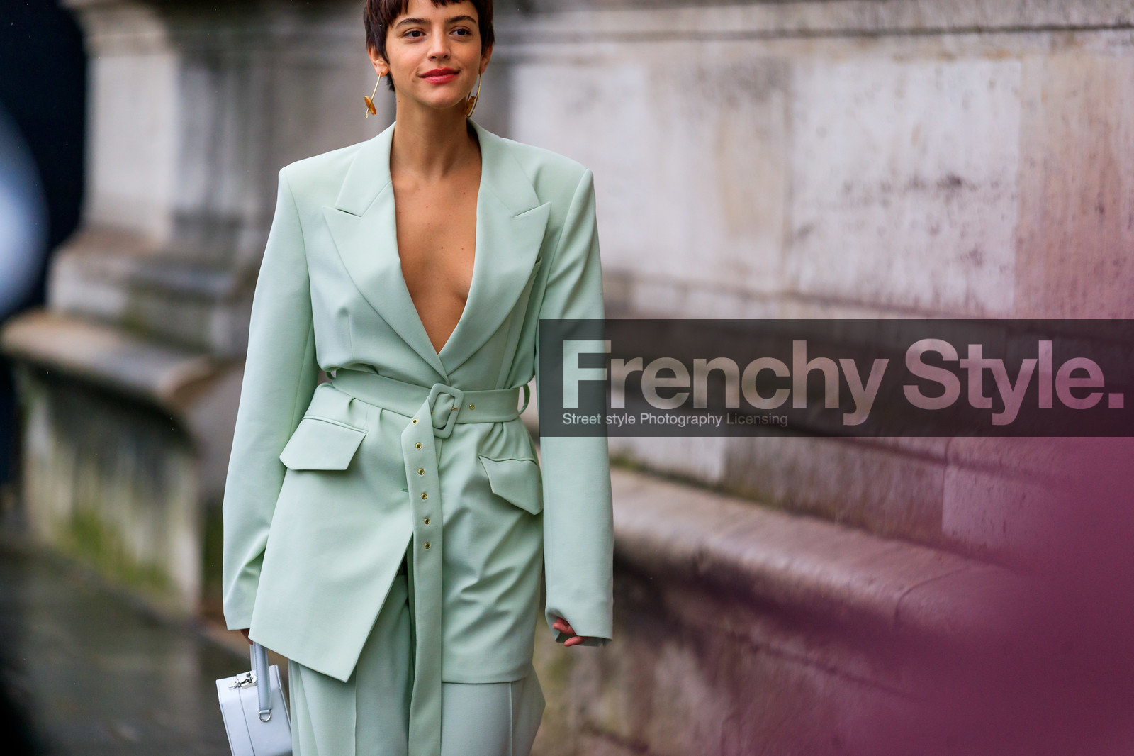 calu rivero, light green jacket, light green pants, golden earrings, round shape earrings, low necked jacket, big earrings, fashion week, frenchystyle, FW, jonathan paciullo, street style, PFW, PARIS, horizontal, atmosphere details, detail