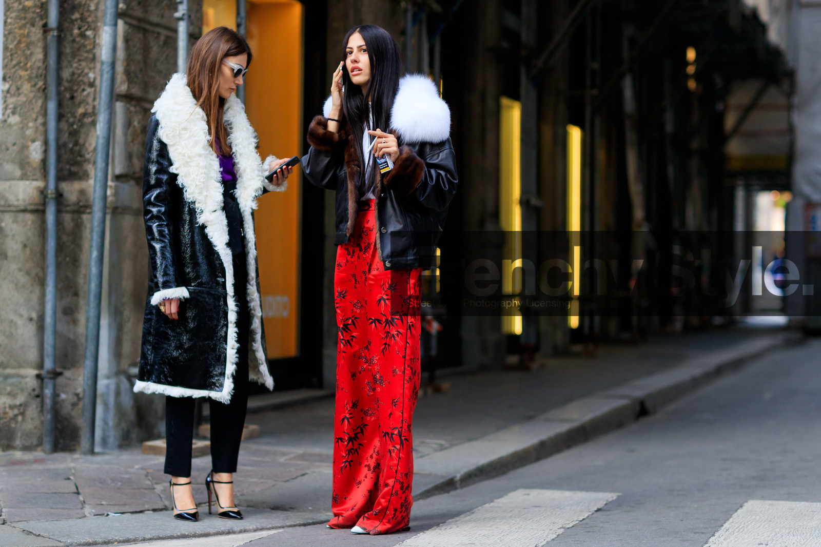 atmosphere details, AUTUMN WINTER 2017-2018, AW 17-18, black jacket, black pants, black shoes, FALL WINTER 2017-2018, fashion week, frenchystyle, full length, fur collar, FW, FW 17-18, gilda ambrosio, giorgia tordini, high heels, high waist, horizontal, japanese print, jonathan paciullo, leather jacket, leather shoes, MFW, MILAN, printed pants, purple t shirt, red pants, street style, sunglasses, trousers, white fur, white t shirt