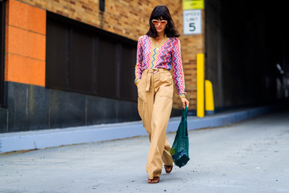 atmosphere details, beige pants, black bag, brown shoes, detail, fashion week, frenchystyle, FW, high waist, horizontal, jonathan paciullo, multicolor sweater, net shopper, NEW YORK, NYFW, SPRING SUMMER 2018, SS 18, street style, sunglasses, trousers