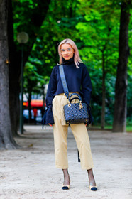 beige pants, beige shoes, black bag, black top, chanel, christian dior, dyed hair, fashion week, fishnet, frenchystyle, full length, FW, high heels, jonathan paciullo, julia k, leather bag, leather shoes, MENSWEAR, PARIS, PFW, pink hair, SPRING SUMMER 2018, SS 18, street style, sunglasses, tights, trousers, vertical